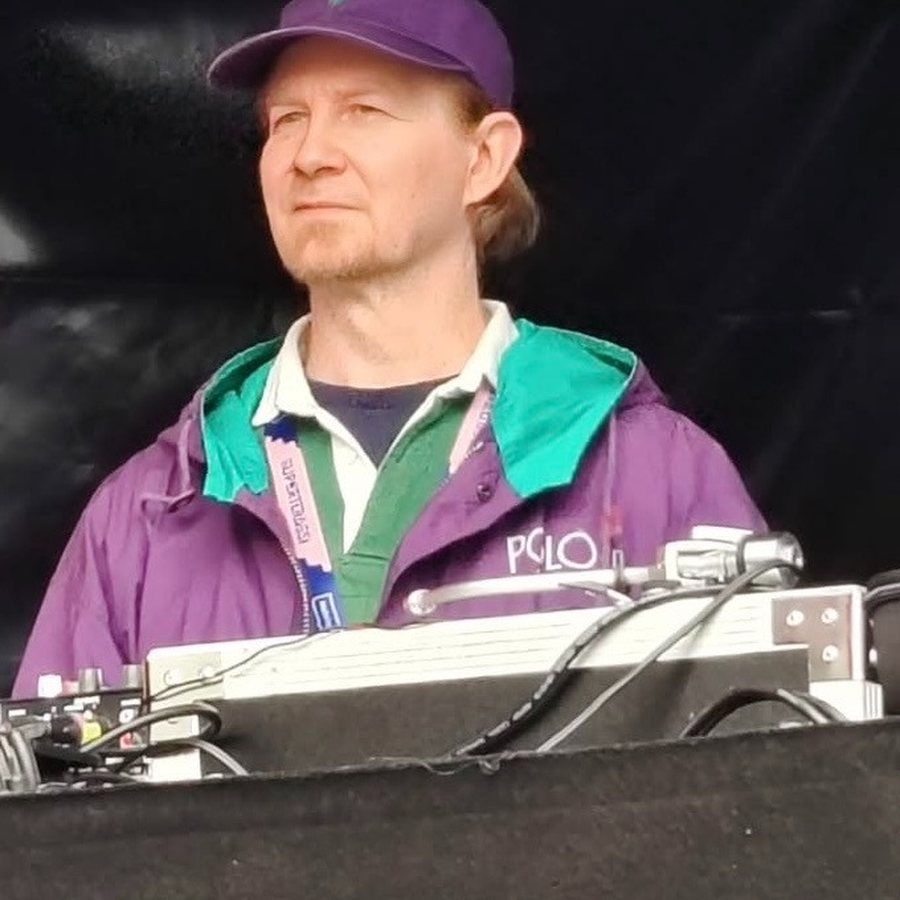 Mikko Haapalainen levysoittimien takana
