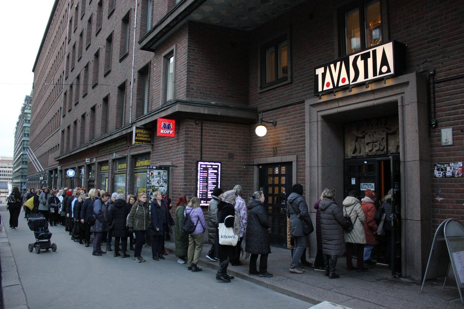 Pitkä jono Tavastian ovella ennen Mummodiskoa